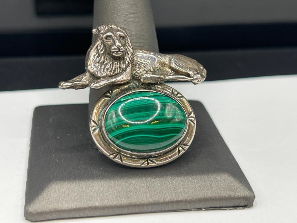 VINTAGE STERLING SILVER RESTING LION BROOCH FEATURING AN OVAL CABOCHON MALACHITE - 3