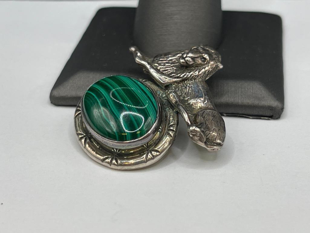 VINTAGE STERLING SILVER RESTING LION BROOCH FEATURING AN OVAL CABOCHON MALACHITE - 4