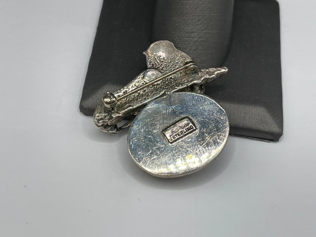 VINTAGE STERLING SILVER RESTING LION BROOCH FEATURING AN OVAL CABOCHON MALACHITE - 5