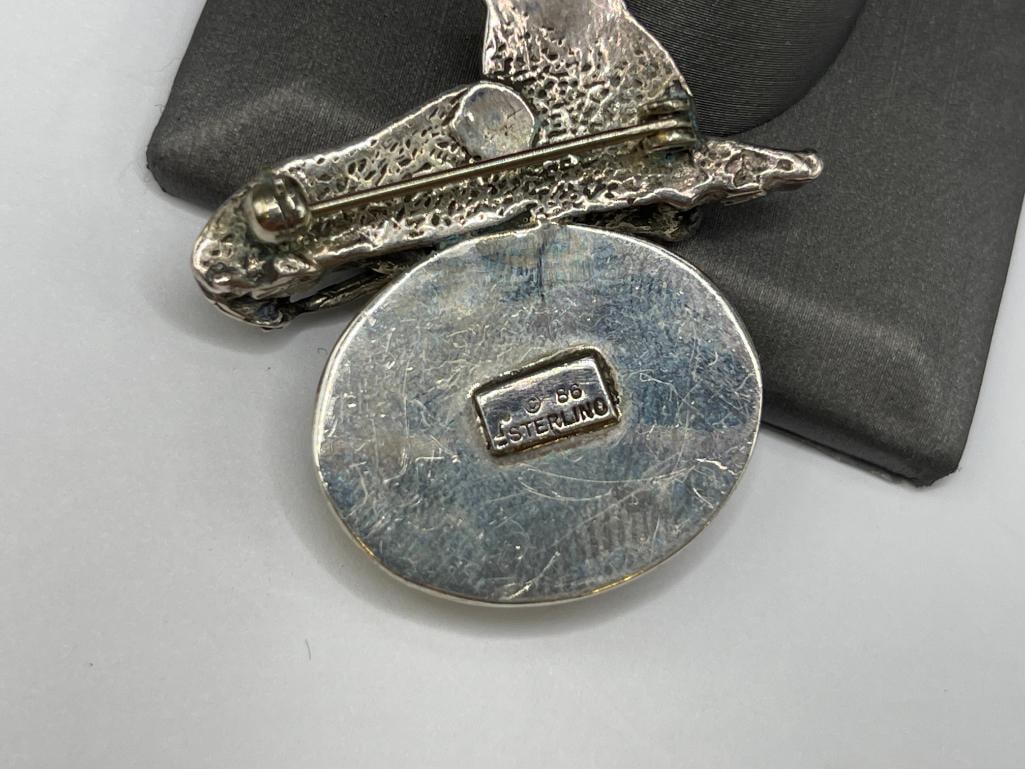 VINTAGE STERLING SILVER RESTING LION BROOCH FEATURING AN OVAL CABOCHON MALACHITE - 6