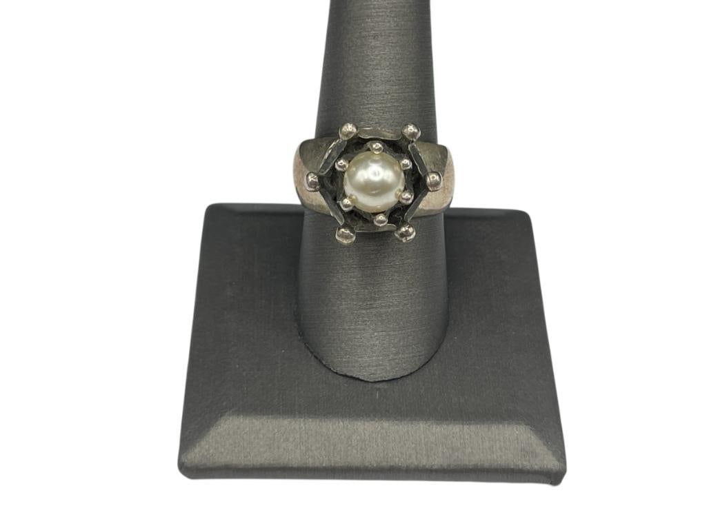 STERLING SILVER DESIGNER SIGNED FIGURAL KING'S CROWN RING WITH PEARL IN CENTER OF CROWN: UNIQUE FIGURAL DESIGN SIZE 9, 8MM PEARL, 5/8" FRONT, 14.58 GRAMS 
