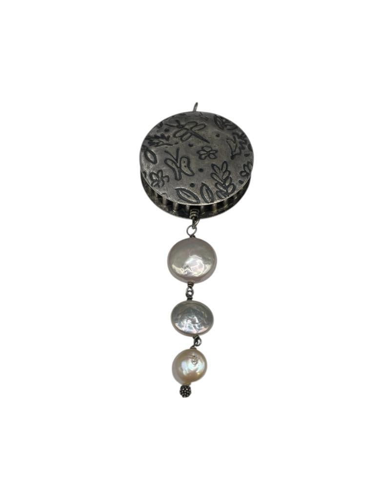 VINTAGE STERLING SILVER AND BUTTON PEARL PENDANT (1 of 4)