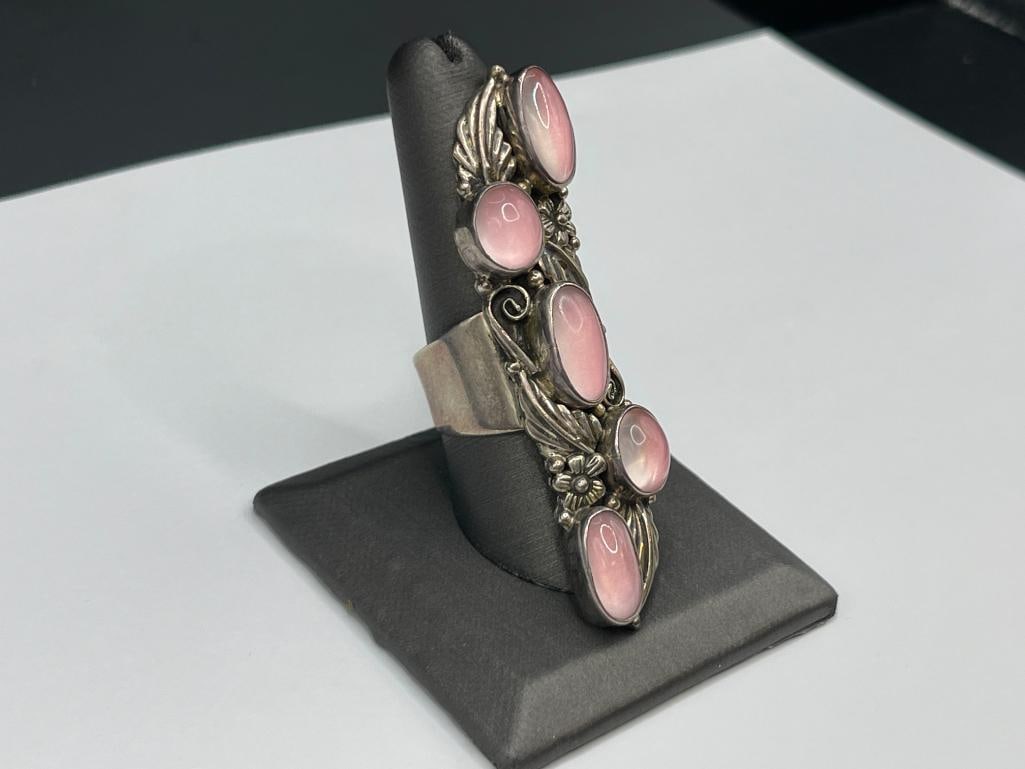 VINTAGE NAVAJO ARTIST SIGNED STERLING SILVER PINK MOONSTONE RING FEATURING TOOLED SILVER DESIGN - 2