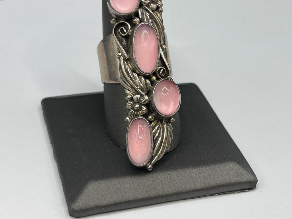 VINTAGE NAVAJO ARTIST SIGNED STERLING SILVER PINK MOONSTONE RING FEATURING TOOLED SILVER DESIGN - 3