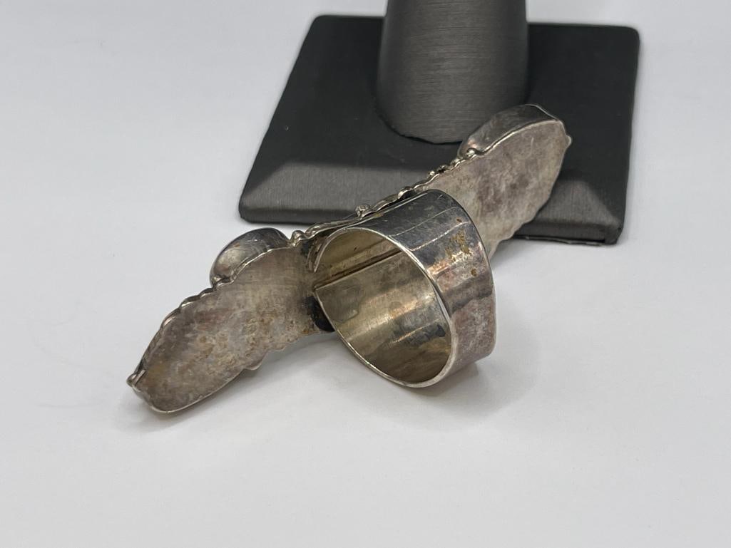 VINTAGE NAVAJO ARTIST SIGNED STERLING SILVER PINK MOONSTONE RING FEATURING TOOLED SILVER DESIGN - 4