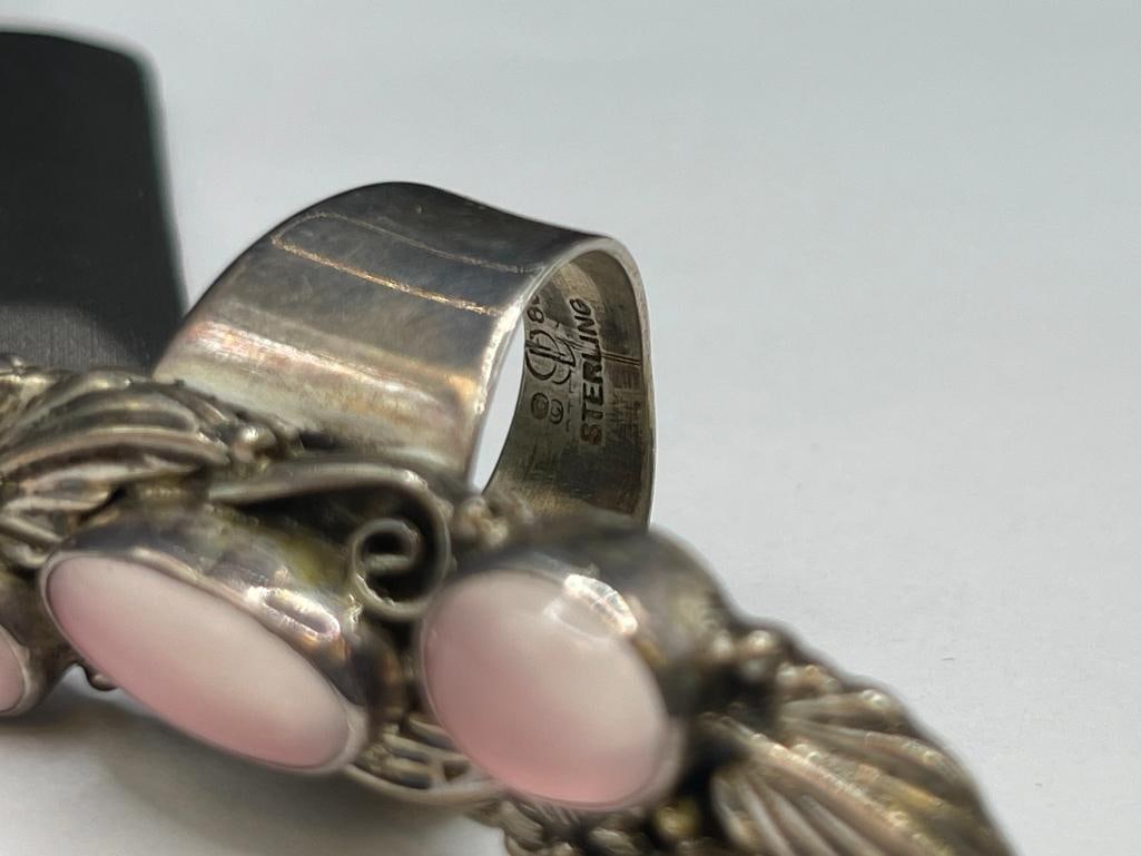 VINTAGE NAVAJO ARTIST SIGNED STERLING SILVER PINK MOONSTONE RING FEATURING TOOLED SILVER DESIGN - 5
