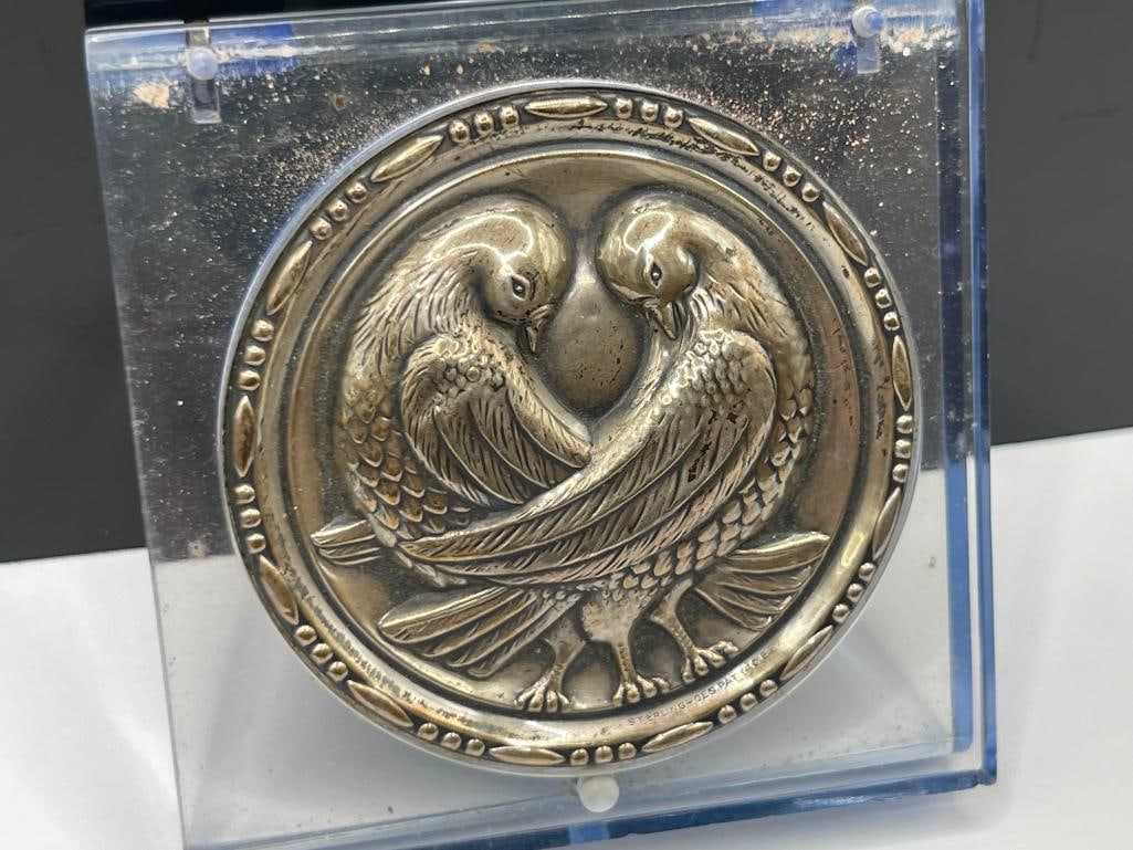 VINTAGE 1940'S ELGIN AMERICAN LUCITE AND STERLING SILVER REPOUSSE LOVE BIRD DOVES LADIES COMPACT - 2