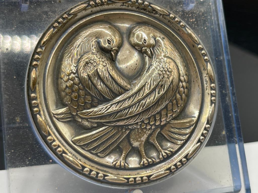 VINTAGE 1940'S ELGIN AMERICAN LUCITE AND STERLING SILVER REPOUSSE LOVE BIRD DOVES LADIES COMPACT - 3