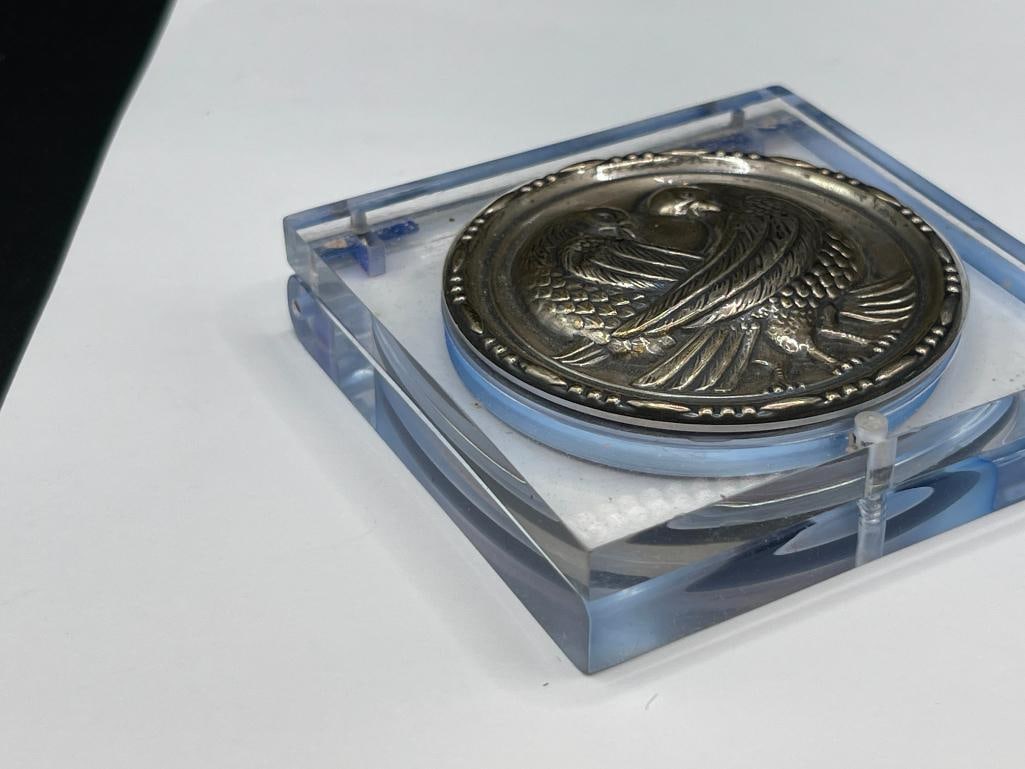 VINTAGE 1940'S ELGIN AMERICAN LUCITE AND STERLING SILVER REPOUSSE LOVE BIRD DOVES LADIES COMPACT - 4