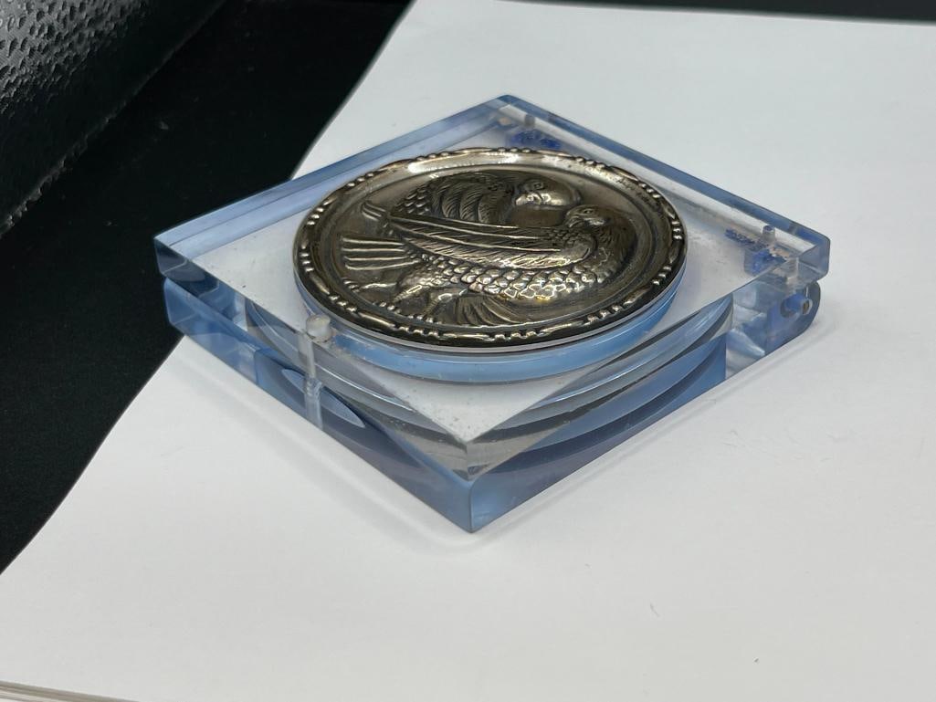 VINTAGE 1940'S ELGIN AMERICAN LUCITE AND STERLING SILVER REPOUSSE LOVE BIRD DOVES LADIES COMPACT - 6