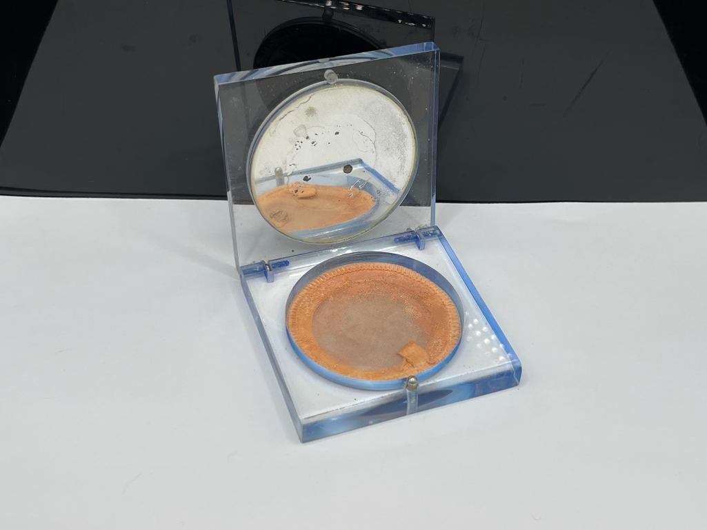 VINTAGE 1940'S ELGIN AMERICAN LUCITE AND STERLING SILVER REPOUSSE LOVE BIRD DOVES LADIES COMPACT - 7