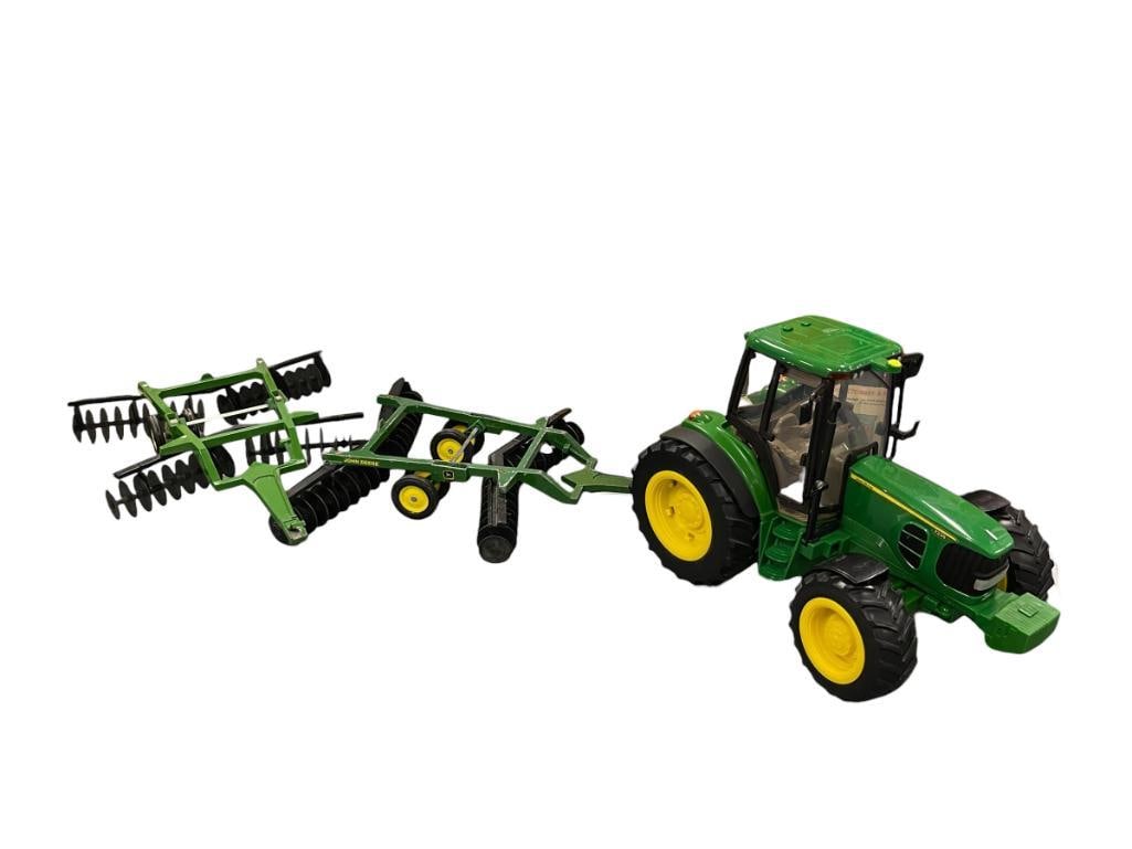 JOHN DEERE 7330 FARM TRACTOR FROM BRITAIN'S ERTL GREEN FARM SERIES WITH LIGHTS AND SOUNDS 1/16 SC... (1 of 19)