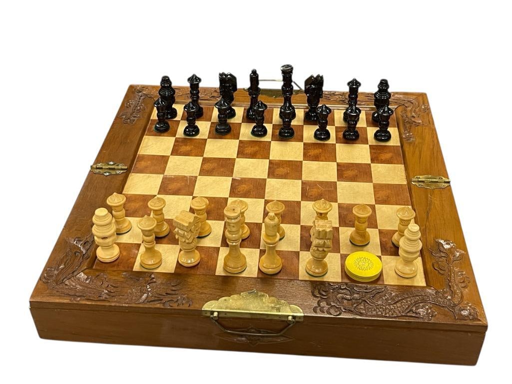 VINTAGE HAND CARVED MAPLE AND VARIOUS WOOD CHESS SET FEATURING CARVED WOOD GAMING BOARD (1 of 10)