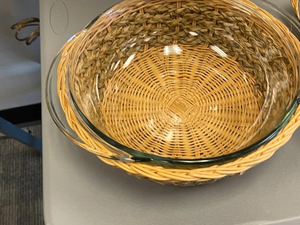 ANCHOR HOCKING AND PYREX GLASS BAKING DISHES WITH MATCHING WICKER HOLDERS - 3