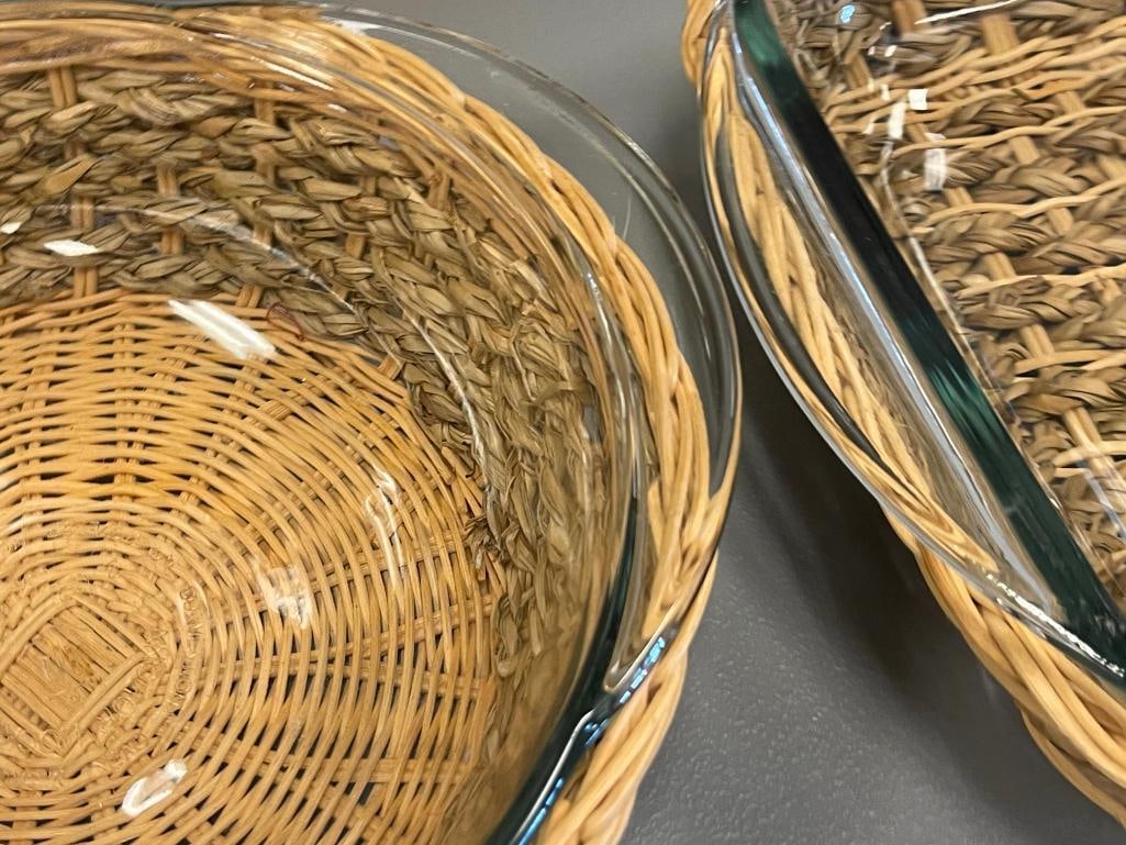 ANCHOR HOCKING AND PYREX GLASS BAKING DISHES WITH MATCHING WICKER HOLDERS - 4