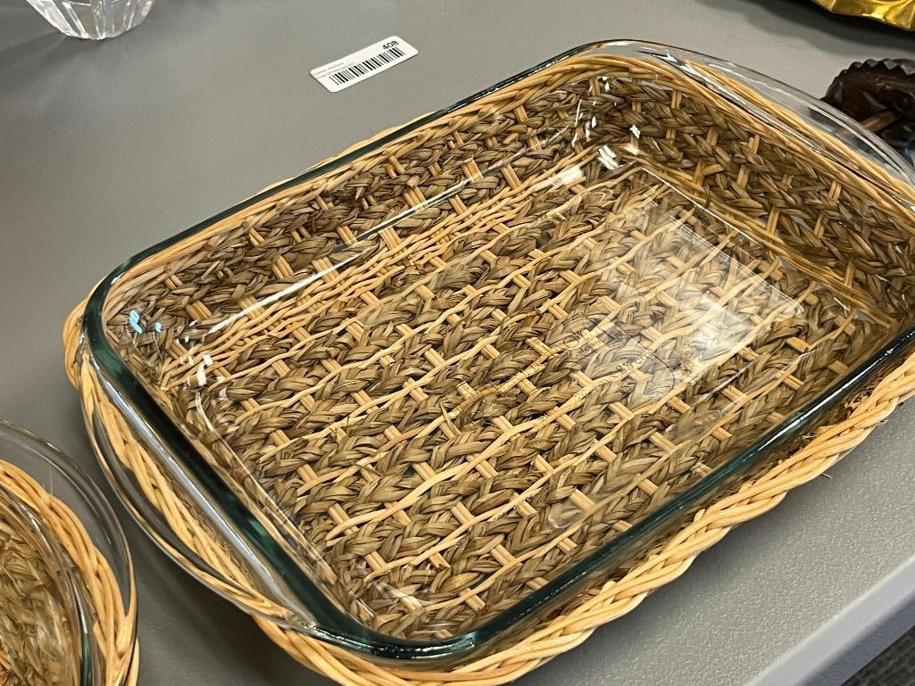 ANCHOR HOCKING AND PYREX GLASS BAKING DISHES WITH MATCHING WICKER HOLDERS - 5