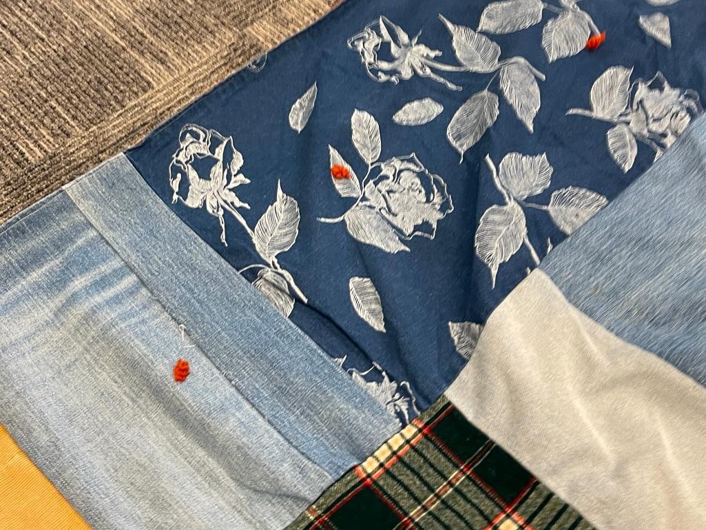 VINTAGE HANDMADE PATCHWORK QUILT / BLANKET - 4