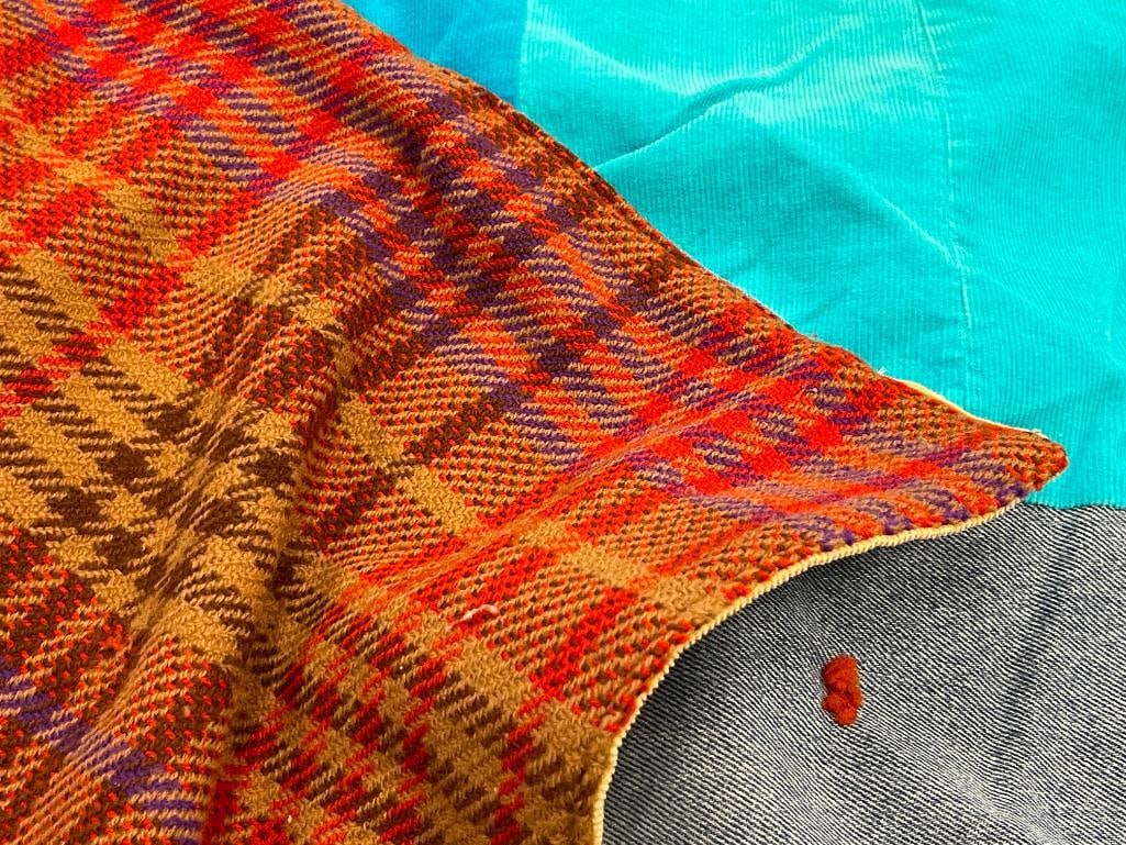 VINTAGE HANDMADE PATCHWORK QUILT / BLANKET - 6