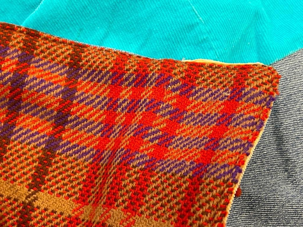 VINTAGE HANDMADE PATCHWORK QUILT / BLANKET - 7