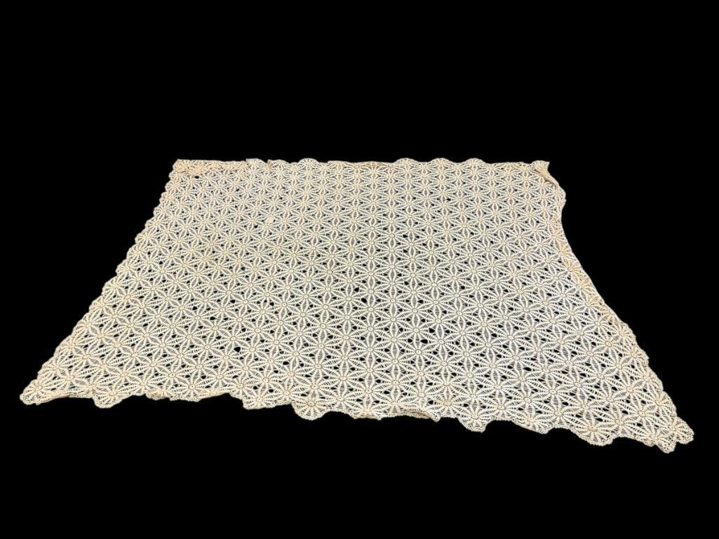LARGE VINTAGE HAND CROCHETED DOILEY BEAD SPREAD (1 of 6)