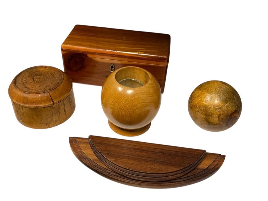 COLLECTIBLE CARVED WOOD PIECES INCLUDING LANE CEDAR LINED TRINKET CHEST, CANDLESTICK, CASES, ETC. (1 of 11)