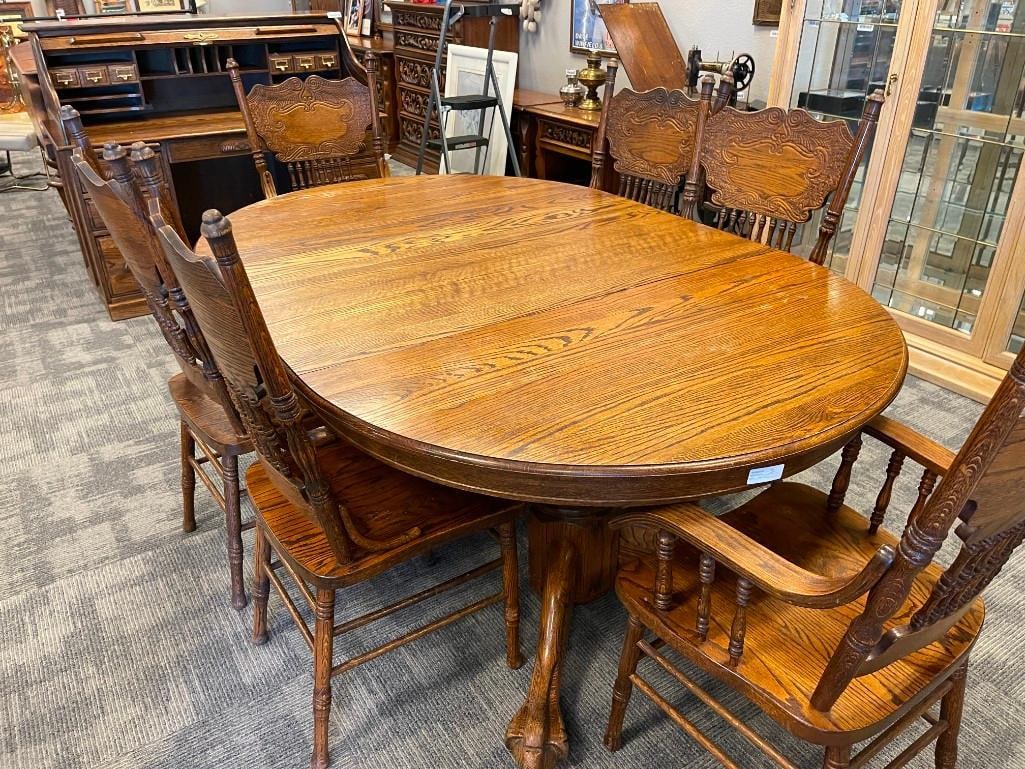VINTAGE DARK STAINED OAK PEDESTAL CLAW FOOT DINING TABLE WITH SIX PRESSED BACK CHAIRS WITH LEAVES - 3