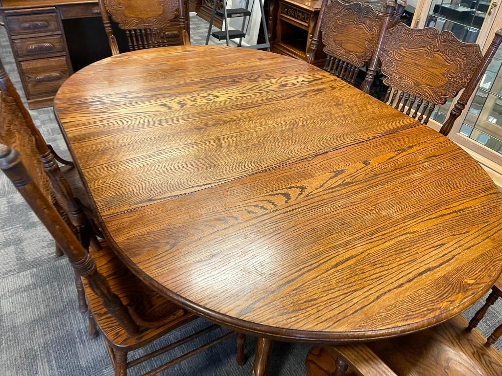 VINTAGE DARK STAINED OAK PEDESTAL CLAW FOOT DINING TABLE WITH SIX PRESSED BACK CHAIRS WITH LEAVES - 4