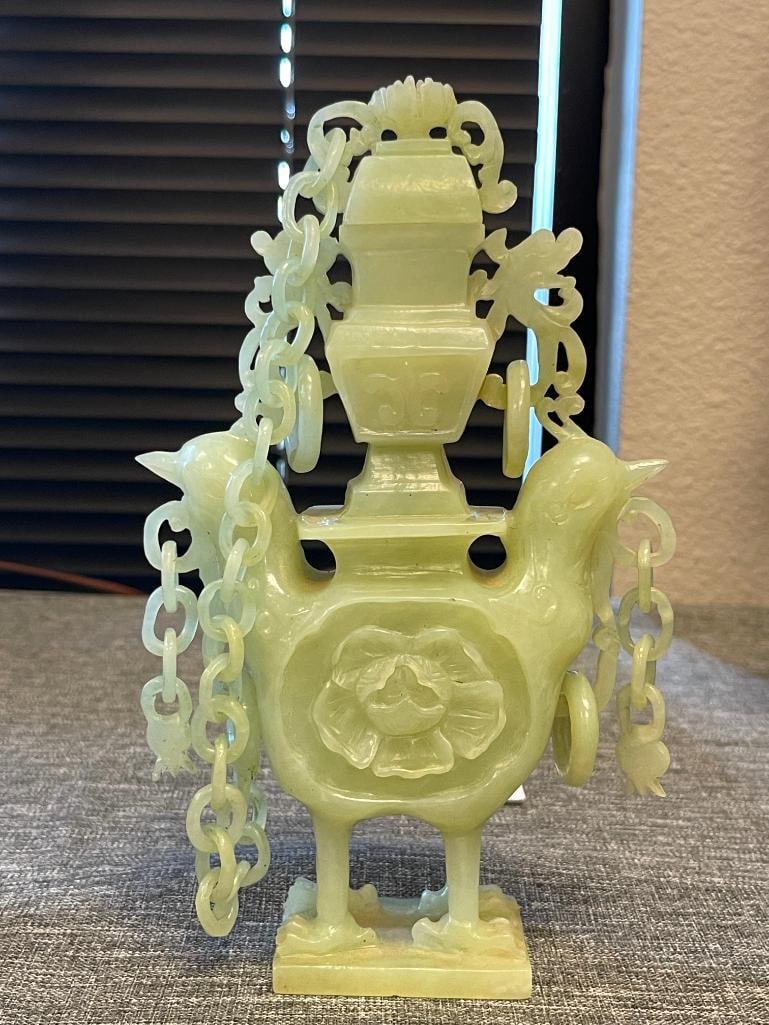 20TH CENTURY CHINESE CARVED JADE COVERED OPIUM CONTAINER FEATURING IMPRESSIVE CARVED LINK CHAINS - 2