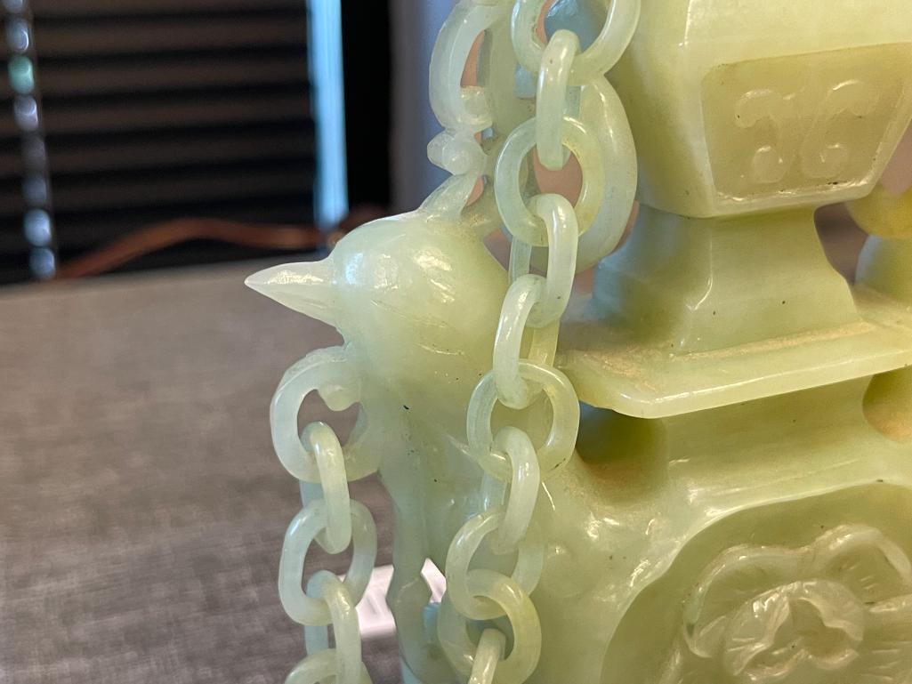 20TH CENTURY CHINESE CARVED JADE COVERED OPIUM CONTAINER FEATURING IMPRESSIVE CARVED LINK CHAINS - 4