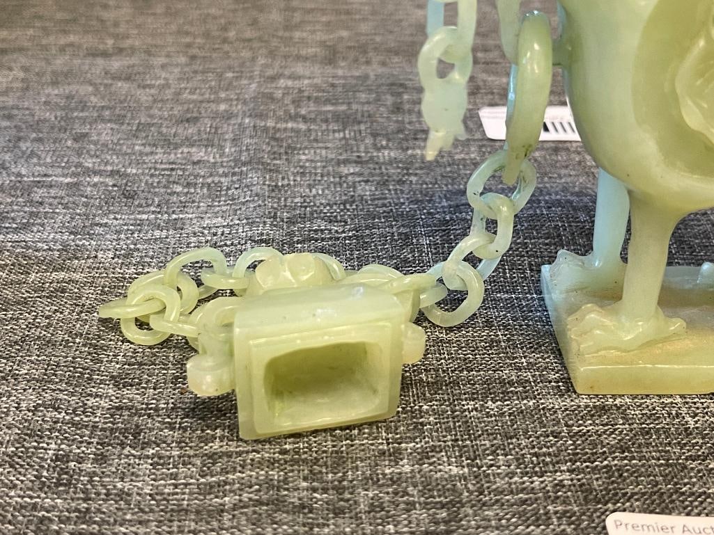 20TH CENTURY CHINESE CARVED JADE COVERED OPIUM CONTAINER FEATURING IMPRESSIVE CARVED LINK CHAINS - 6