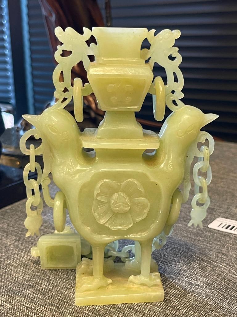 20TH CENTURY CHINESE CARVED JADE COVERED OPIUM CONTAINER FEATURING IMPRESSIVE CARVED LINK CHAINS - 7