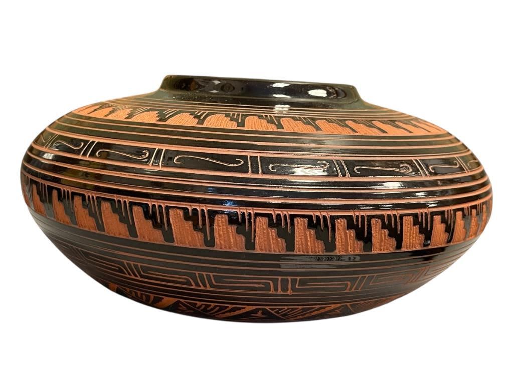 LARGE HAND PAINTED AND ETCHED NAVAJO POTTERY POT SIGNED J.D. (1 of 6)