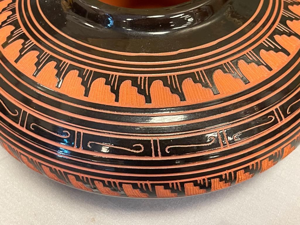 LARGE HAND PAINTED AND ETCHED NAVAJO POTTERY POT SIGNED J.D. - 3