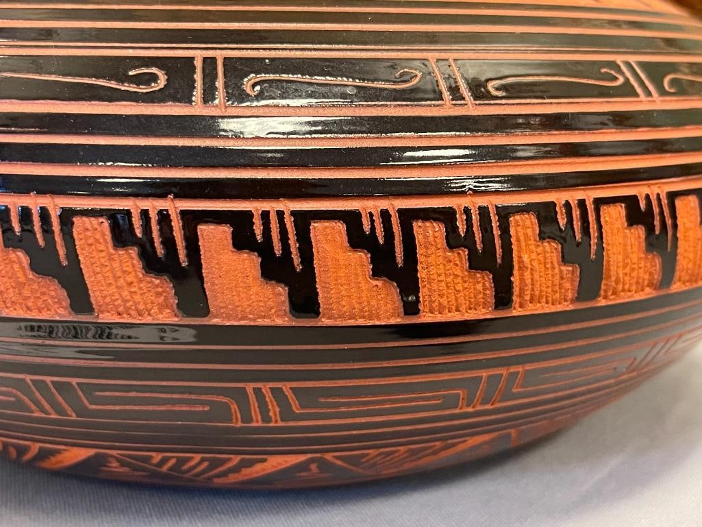 LARGE HAND PAINTED AND ETCHED NAVAJO POTTERY POT SIGNED J.D. - 4