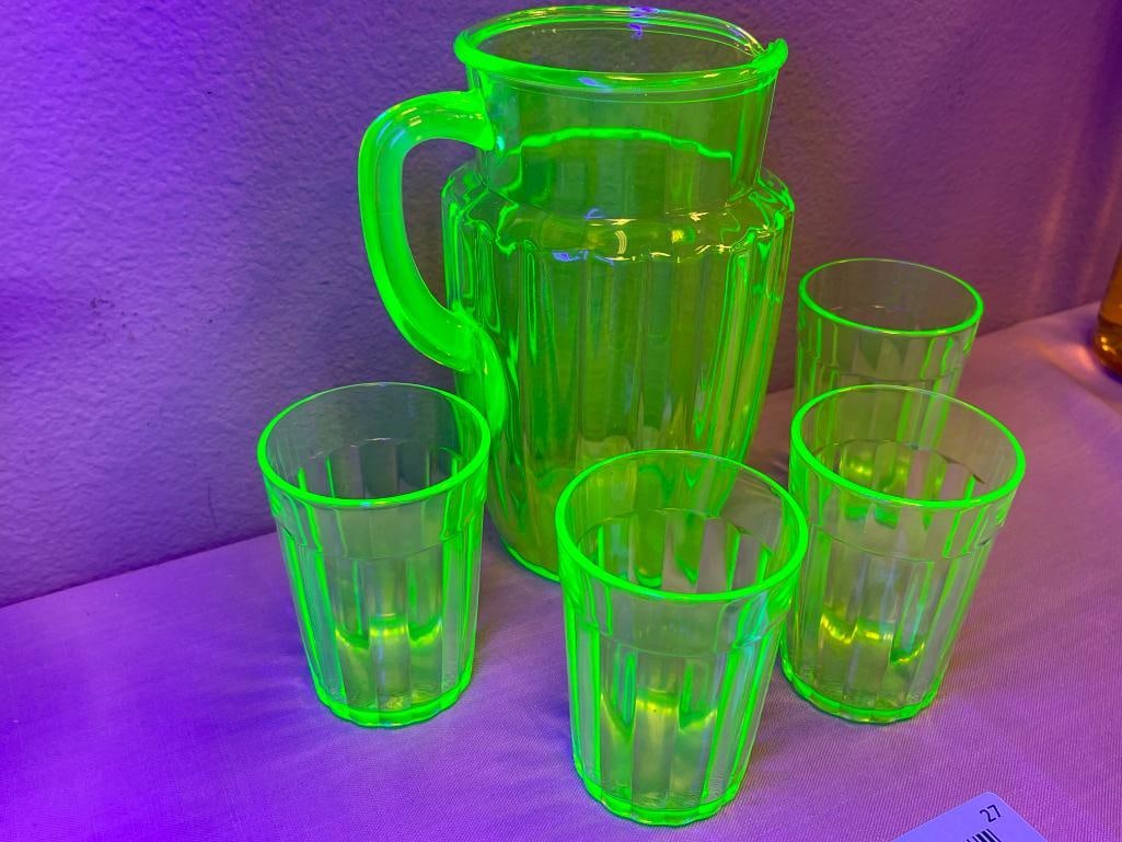 1920'S ANCHOR HOCKING GREEN PILLAR URANIUM GLASS PITCHER WITH FOUR MATCHING GLASSES - 2