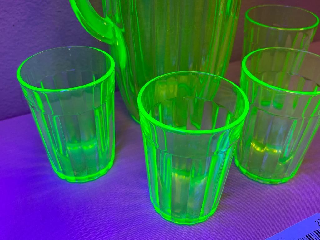 1920'S ANCHOR HOCKING GREEN PILLAR URANIUM GLASS PITCHER WITH FOUR MATCHING GLASSES - 3