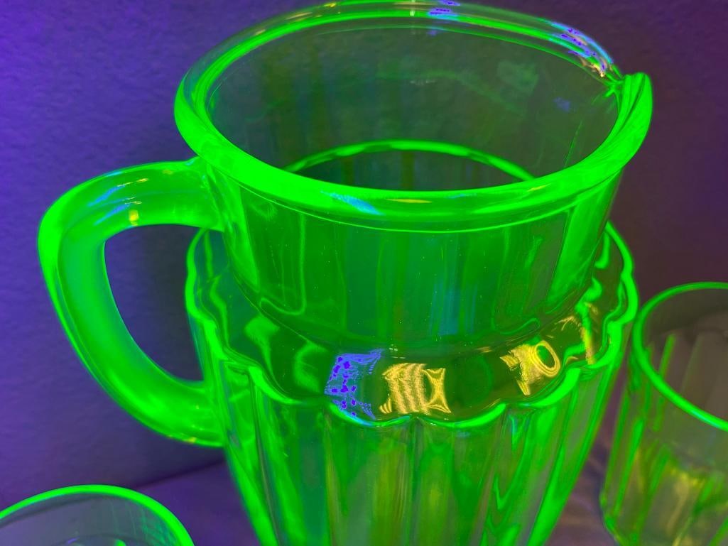 1920'S ANCHOR HOCKING GREEN PILLAR URANIUM GLASS PITCHER WITH FOUR MATCHING GLASSES - 4