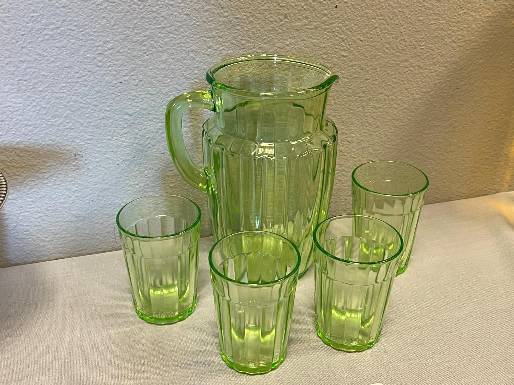 1920'S ANCHOR HOCKING GREEN PILLAR URANIUM GLASS PITCHER WITH FOUR MATCHING GLASSES - 5