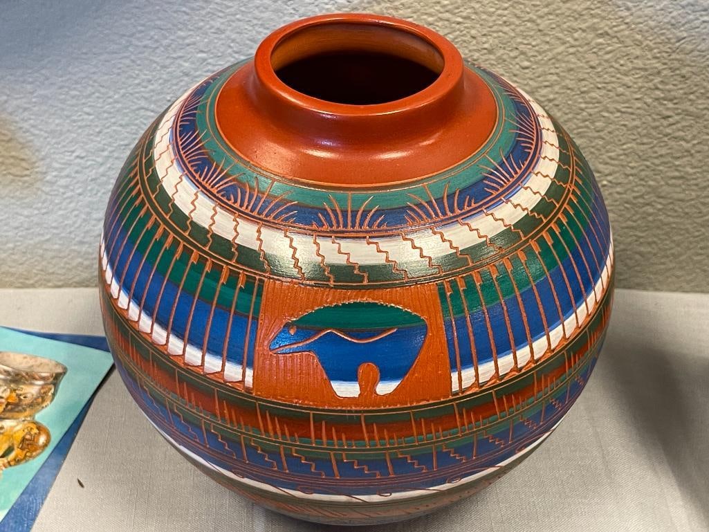 LARGE BUBLOUS NAVAJAO NATIVE AMERICAN PAINTED AND ETCHED DESIGN - 2