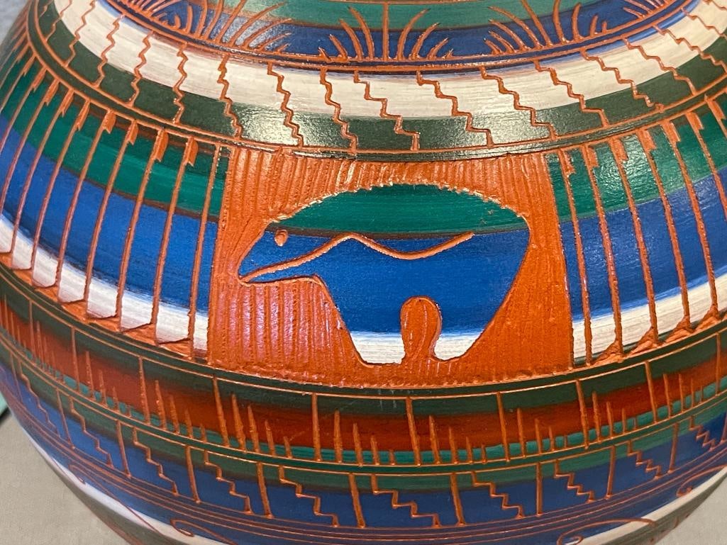 LARGE BUBLOUS NAVAJAO NATIVE AMERICAN PAINTED AND ETCHED DESIGN - 3