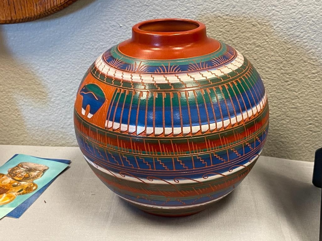 LARGE BUBLOUS NAVAJAO NATIVE AMERICAN PAINTED AND ETCHED DESIGN - 4