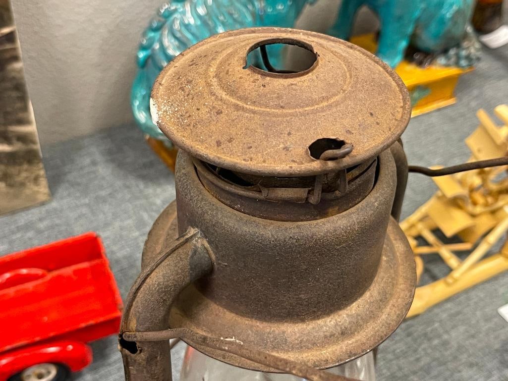 RAYO COLD NO. 77 OIL LANTERN WITH CLEAR GLASS GLOBE CIRCA 1911 - 5