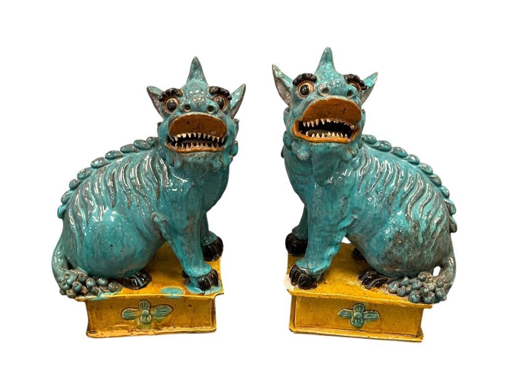 PAIR OF EARLY 20TH CENTURY FEROCIOUS CHINESE CERAMIC FOO DOGS / TEMPLE LIONS STATUES (1 of 10)