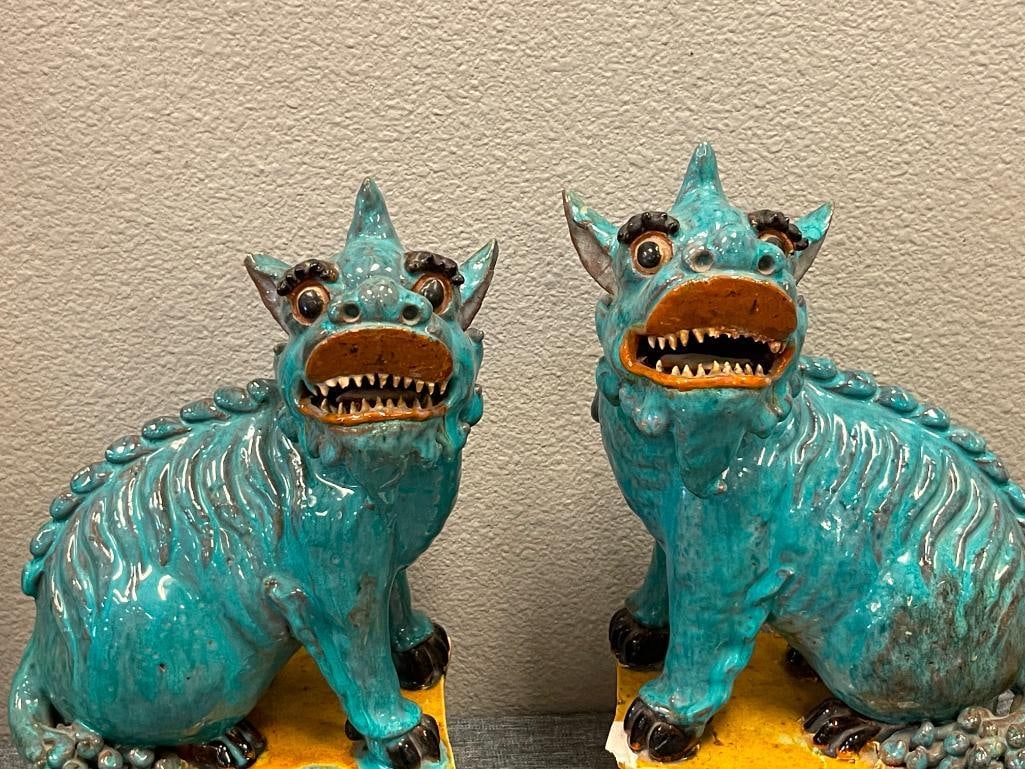 PAIR OF EARLY 20TH CENTURY FEROCIOUS CHINESE CERAMIC FOO DOGS / TEMPLE LIONS STATUES - 2