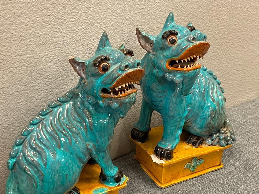 PAIR OF EARLY 20TH CENTURY FEROCIOUS CHINESE CERAMIC FOO DOGS / TEMPLE LIONS STATUES - 3