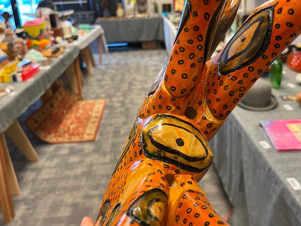 WHIMSICAL CARVED WOOD AND HAND PAINTED GIRAFFE ANIMAL STATUE - 8