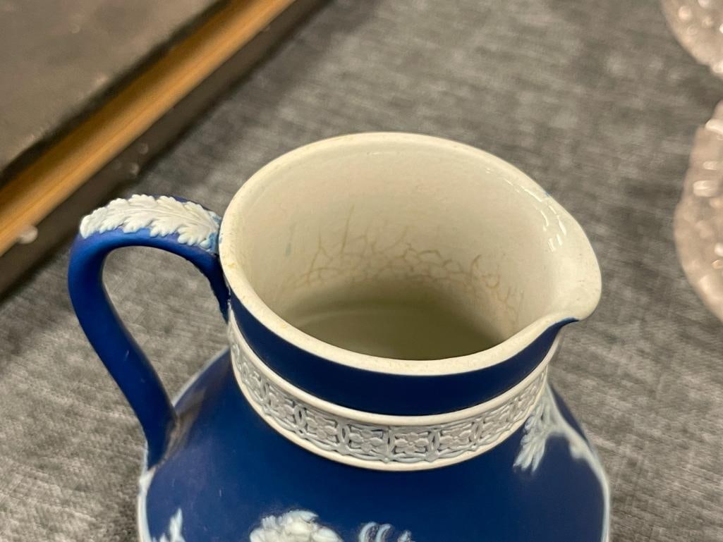 VINTAGE WEDGWOOD BUE AND WHITE JASPER WARE CHINA CREAMER, TEAPOT AND PLATE - 10