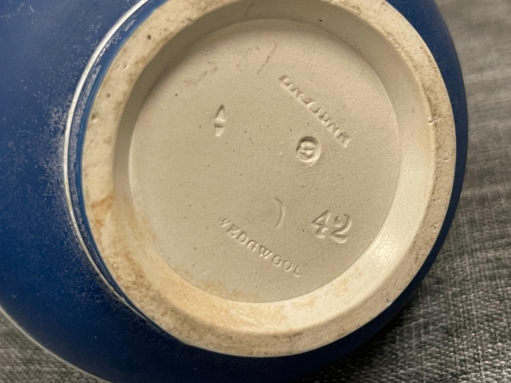 VINTAGE WEDGWOOD BUE AND WHITE JASPER WARE CHINA CREAMER, TEAPOT AND PLATE - 11