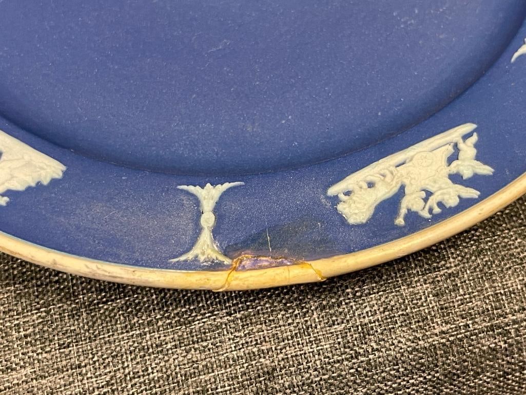 VINTAGE WEDGWOOD BUE AND WHITE JASPER WARE CHINA CREAMER, TEAPOT AND PLATE - 13