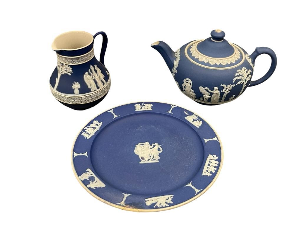 VINTAGE WEDGWOOD BUE AND WHITE JASPER WARE CHINA CREAMER, TEAPOT AND PLATE (1 of 14)